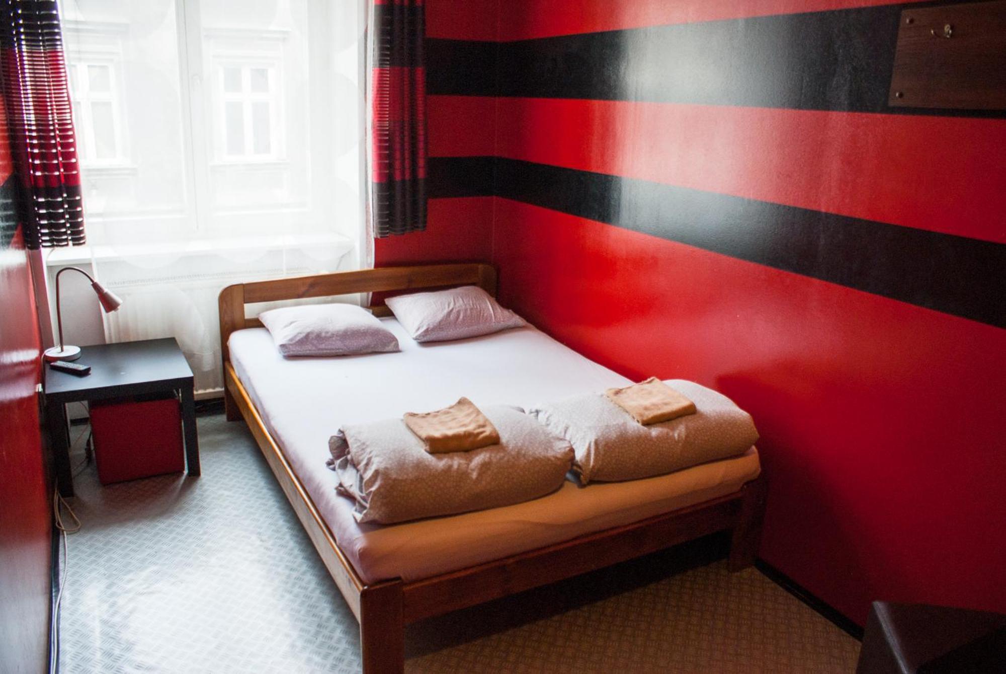 Smocza Jama Hostel Krakow Exterior photo